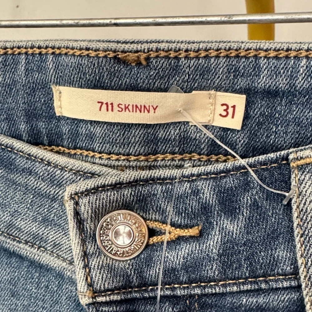 Levi's Women's 711 Skinny Jeans distressed NWT 31